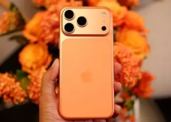 Penampakan iPhone 17 Cosmic Orange yang laris manis dan diminati konsumen.