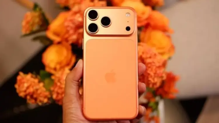 Penampakan iPhone 17 Cosmic Orange yang laris manis dan diminati konsumen.