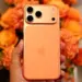 Penampakan iPhone 17 Cosmic Orange yang laris manis dan diminati konsumen.
