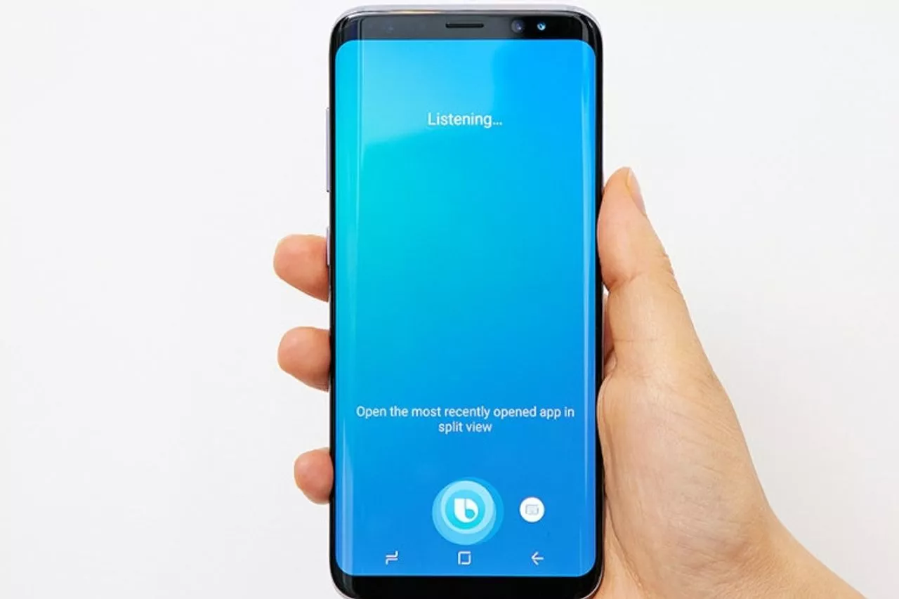 Seseorang menggunakan fitur perintah suara Bixby pada smartphone Samsung Galaxy terbaru.