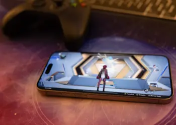 Grafik perbandingan skor Benchmark antara iPhone 17 Pro Max dengan kompetitor kelas atas lainnya.