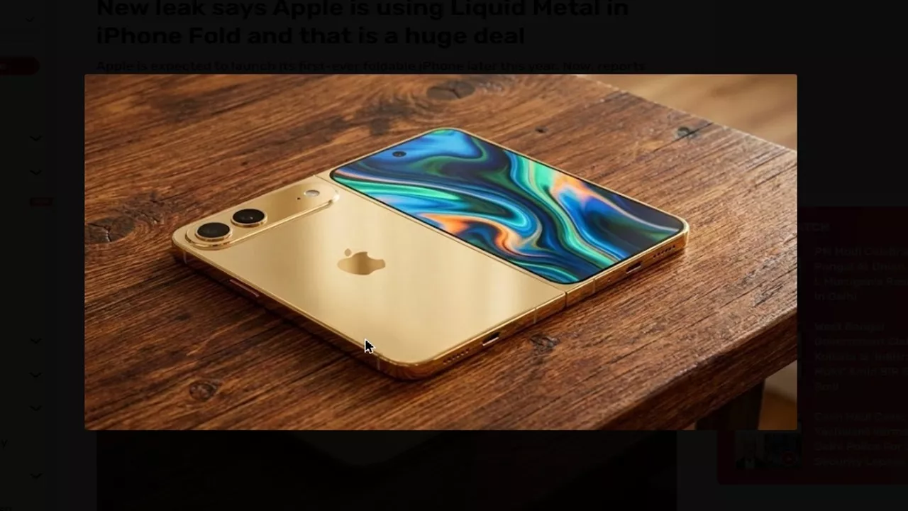 Konsep desain iPhone Fold berwarna emas di atas meja kayu yang menggunakan material Liquidmetal.