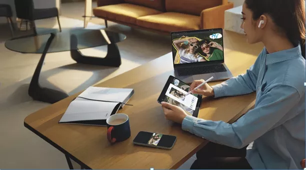 Aksi multitasking menggunakan OPPO Pad 5 Matte Display Edition yang terhubung dengan laptop dan smartphone.