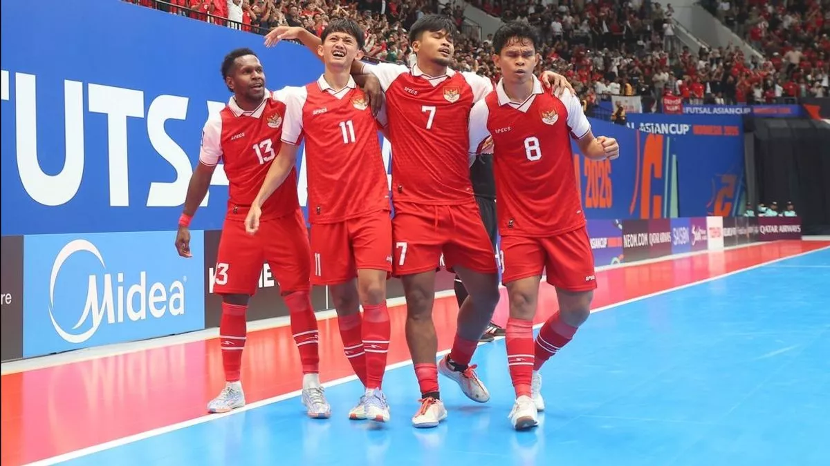 Skuad Timnas Futsal Indonesia merayakan gol dengan saling merangkul di lapangan menjelang laga Final Piala Asia Futsal 2026.