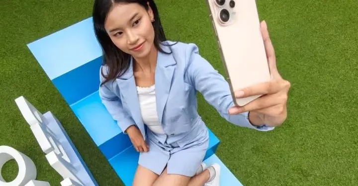 Desain bodi belakang mewah OPPO Reno15 Pro Max warna Silver Silk dengan modul kamera AI canggih.