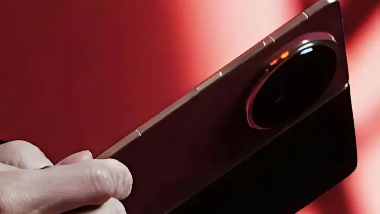 Tampilan bodi tipis Honor Magic V6 dari sisi samping yang memperlihatkan engsel premium dan desain elegan.