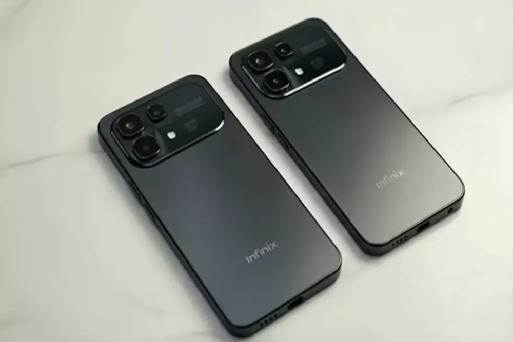 Dua unit smartphone Infinix NOTE 60 berwarna hitam diletakkan berdampingan di atas permukaan putih.