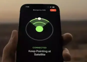 Tampilan antarmuka fitur Emergency SOS via Satelit pada layar iPhone yang menunjukkan status koneksi ke satelit.