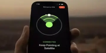 Tampilan antarmuka fitur Emergency SOS via Satelit pada layar iPhone yang menunjukkan status koneksi ke satelit.