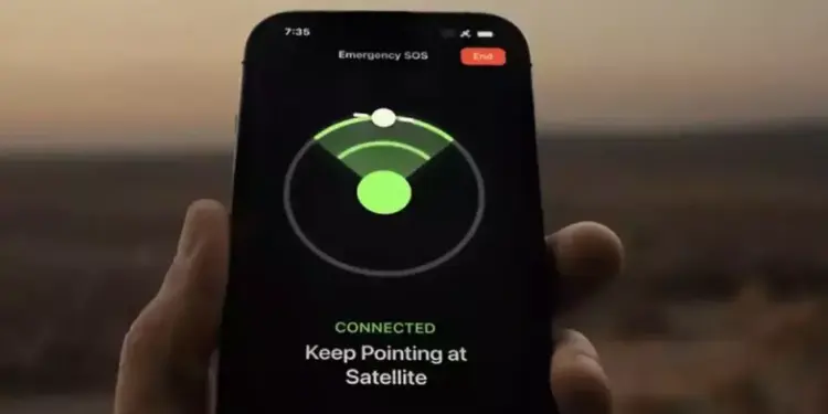 Tampilan antarmuka fitur Emergency SOS via Satelit pada layar iPhone yang menunjukkan status koneksi ke satelit.