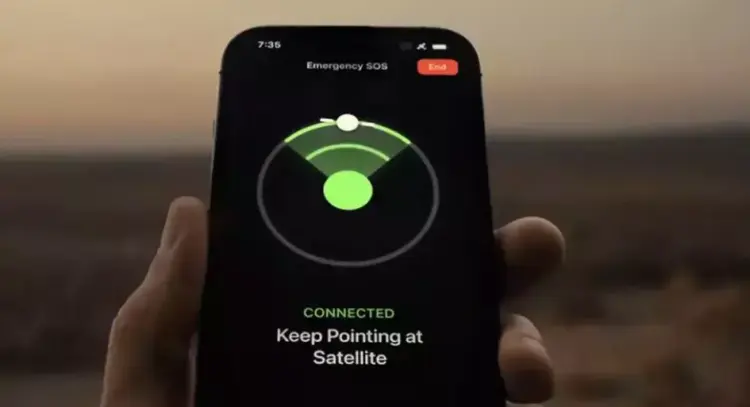 Tampilan antarmuka fitur Emergency SOS via Satelit pada layar iPhone yang menunjukkan status koneksi ke satelit.