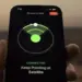 Tampilan antarmuka fitur Emergency SOS via Satelit pada layar iPhone yang menunjukkan status koneksi ke satelit.