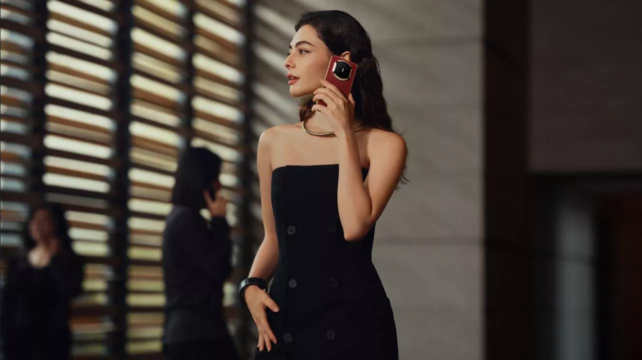 Tampilan layar eksternal HUAWEI Mate X7 yang melengkung elegan di sisi samping.