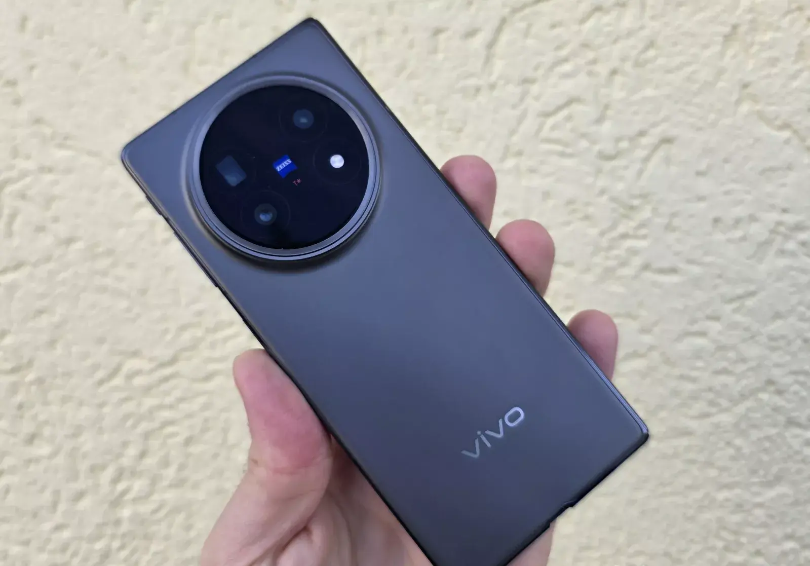 Detail modul kamera melingkar Vivo X Fold 6 yang digenggam tangan.