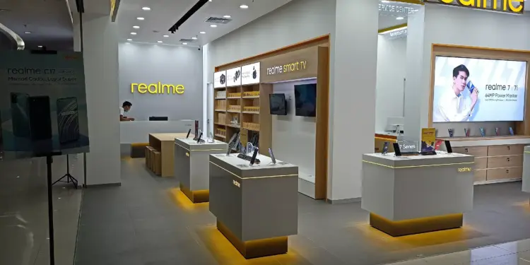 Suasana di dalam gerai resmi Realme Store yang menampilkan berbagai model ponsel di atas meja display.