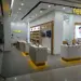 Suasana di dalam gerai resmi Realme Store yang menampilkan berbagai model ponsel di atas meja display.