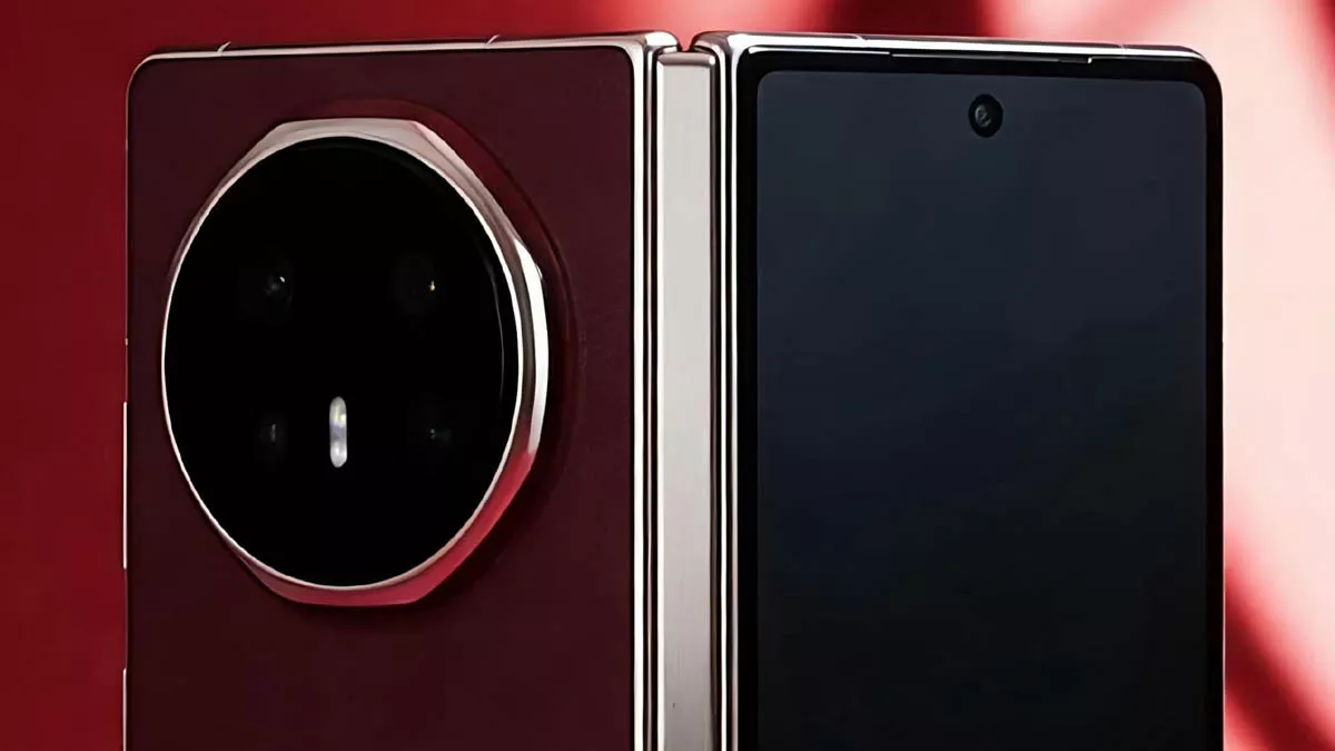 Detail modul kamera belakang Honor Magic V6 yang berbentuk bulat besar dengan aksen merah premium.