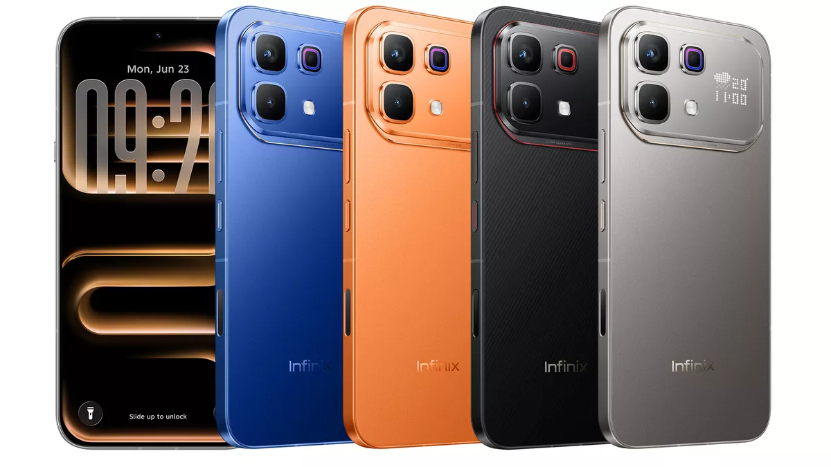 Seseorang memegang dua unit smartphone Infinix NOTE 60 Pro berwarna emas dan hijau muda.