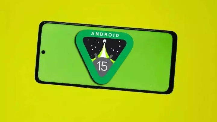Smartphone dalam posisi horizontal di atas latar belakang kuning cerah menampilkan logo sistem operasi Android 15.