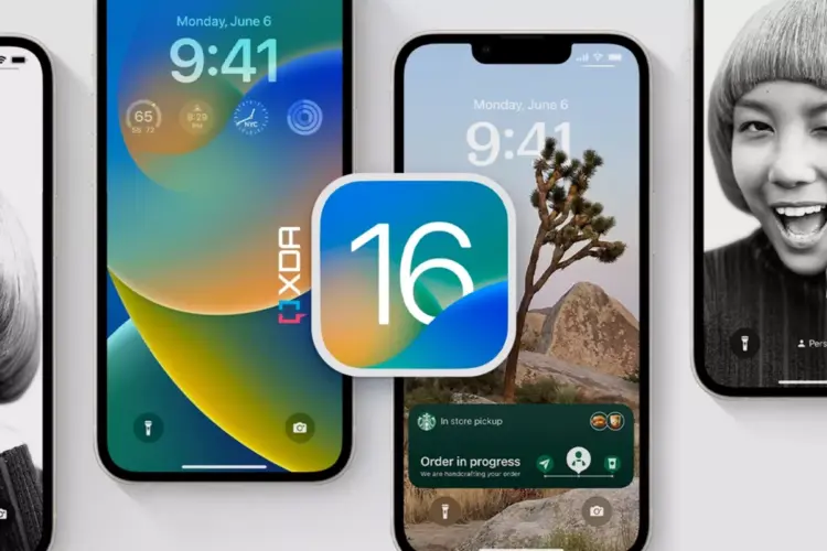 Tampilan Lock Screen iPhone dengan sistem operasi iOS 16 yang menampilkan widget dan kustomisasi waktu.