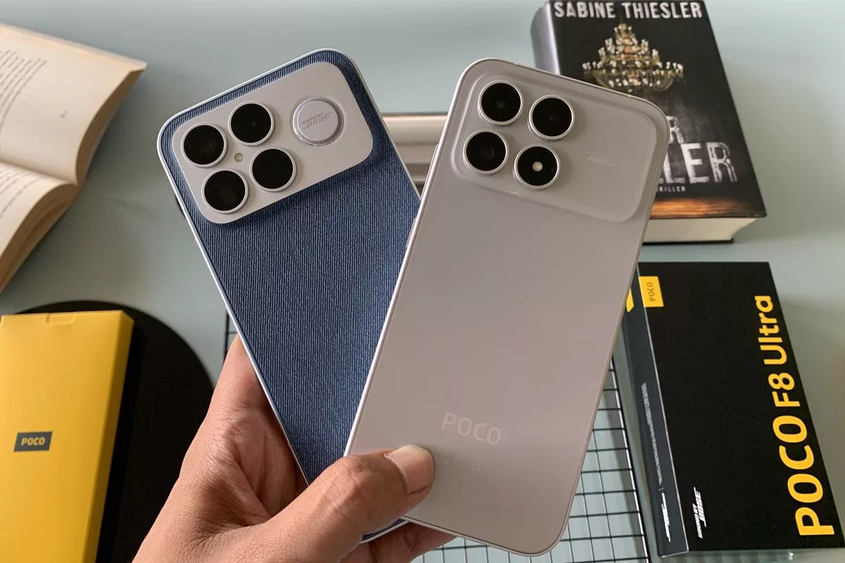 Detail tekstur bodi belakang Poco F8 Ultra biru dan Poco F8 Pro perak dari jarak dekat.