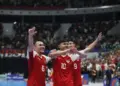 Pemain Timnas Futsal Indonesia nomor 6, 10, dan 9 menyapa suporter di stadion setelah memastikan tiket Final Piala Asia Futsal 2026.
