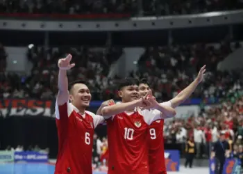 Pemain Timnas Futsal Indonesia nomor 6, 10, dan 9 menyapa suporter di stadion setelah memastikan tiket Final Piala Asia Futsal 2026.