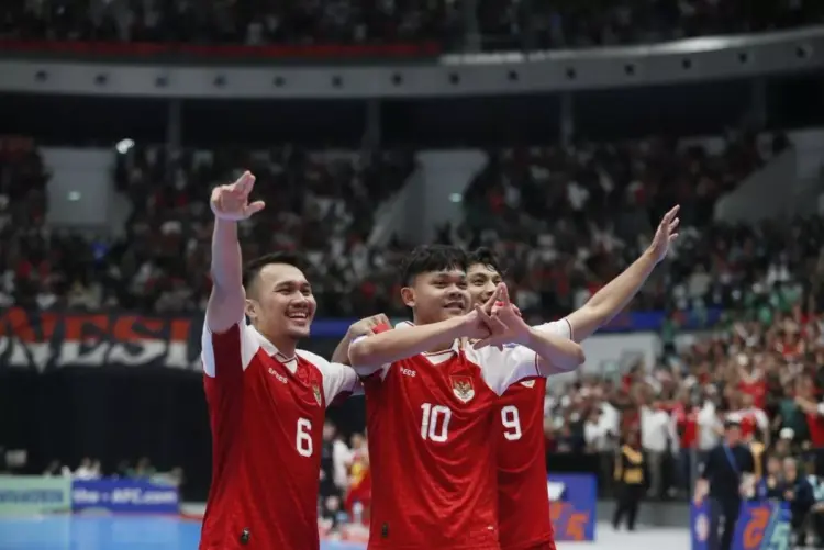 Pemain Timnas Futsal Indonesia nomor 6, 10, dan 9 menyapa suporter di stadion setelah memastikan tiket Final Piala Asia Futsal 2026.