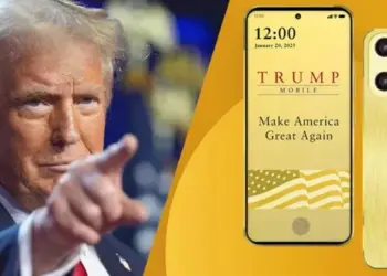 Kolase foto Donald Trump menunjuk ke depan di samping perangkat Trump Mobile T1.