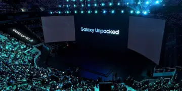 Suasana kemeriahan acara Samsung Galaxy Unpacked di dalam stadion besar