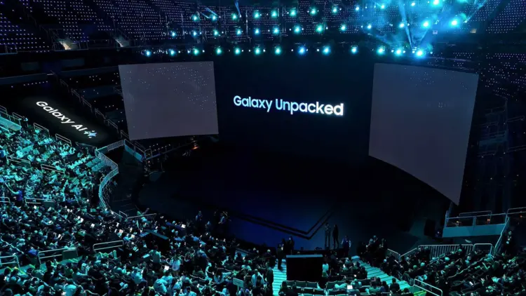 Suasana kemeriahan acara Samsung Galaxy Unpacked di dalam stadion besar
