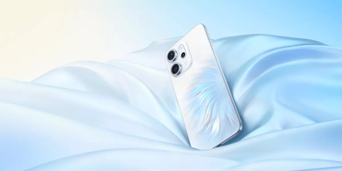 Model wanita melakukan selfie menggunakan OPPO Reno15 Pro Max untuk mencoba fitur AI Popout dari sudut pandang tinggi.