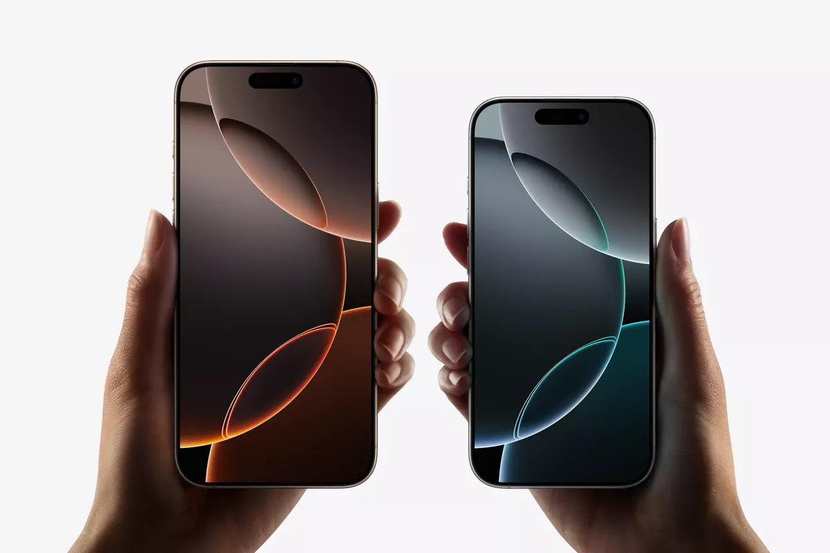 Perbandingan dua unit iPhone terbaru yang dipegang berdampingan, menunjukkan desain ramping yang akan dipadukan dengan casing satelit.