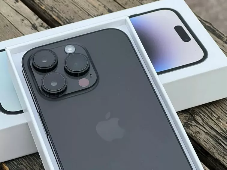 Unit iPhone 14 Pro Max warna Space Black yang tampak seperti baru keluar dari box, tersedia untuk layanan rental iPhone.