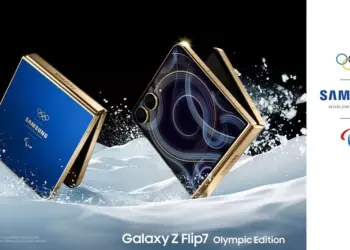 Tampilan desain Galaxy Z Flip7 Olympic Edition dengan aksen emas dan biru metalik di atas hamparan salju.