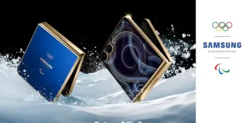 Tampilan desain Galaxy Z Flip7 Olympic Edition dengan aksen emas dan biru metalik di atas hamparan salju.