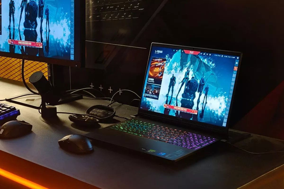 Tampilan setup gaming minimalis menggunakan laptop HyperX Omen 15 yang dibekali prosesor Intel Ultra 9 dan kartu grafis RTX 5070.