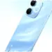 Bocoran desain bodi belakang realme P4 Lite 4G warna biru muda dengan tekstur gelombang yang elegan.