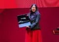 Presentasi peluncuran laptop HyperX Omen 15 di Indonesia, menunjukkan unit dengan layar yang menampilkan logo HyperX.