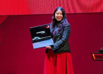 Presentasi peluncuran laptop HyperX Omen 15 di Indonesia, menunjukkan unit dengan layar yang menampilkan logo HyperX.