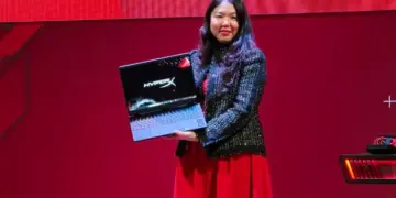 Presentasi peluncuran laptop HyperX Omen 15 di Indonesia, menunjukkan unit dengan layar yang menampilkan logo HyperX.
