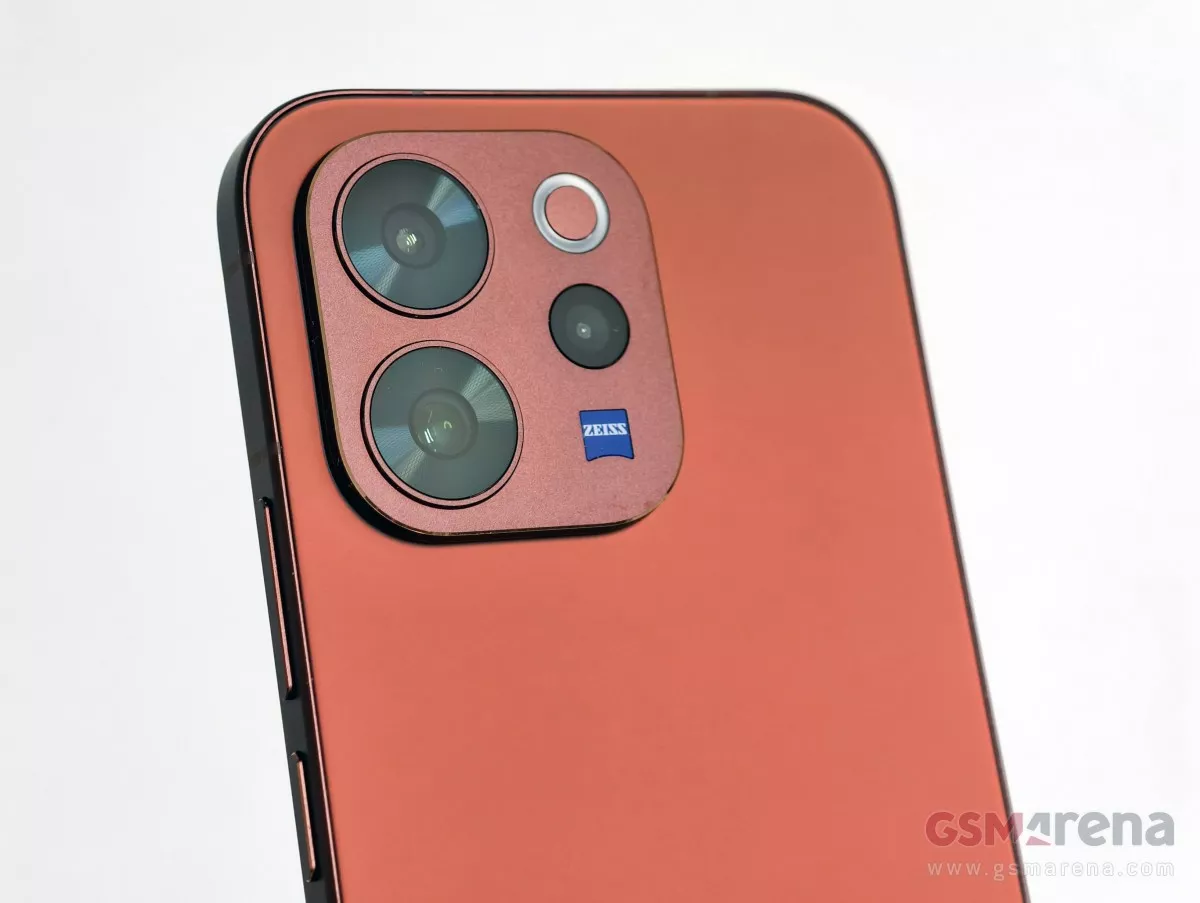 Close-up lensa kamera belakang Vivo V70 Elite yang didukung teknologi optik canggih.