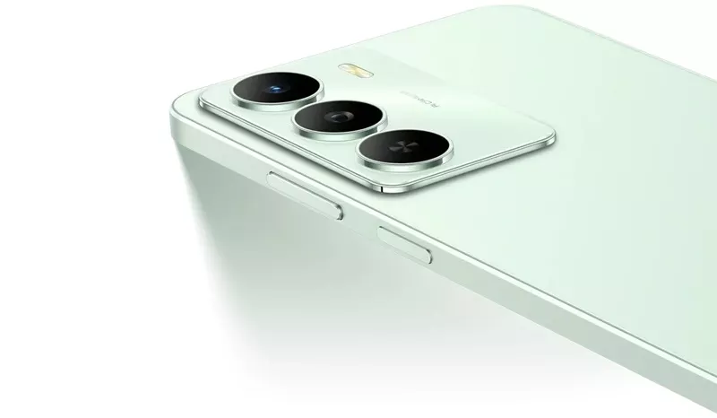 Detail modul kamera belakang realme C83 warna hijau mint dengan konfigurasi tiga lensa dan lampu flash LED.