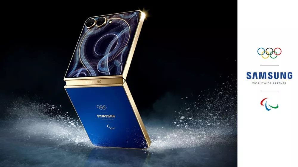 Foto close-up Galaxy Z Flip7 Olympic Edition dalam posisi melipat sebagian (Flex Mode) dengan bingkai emas yang mewah.