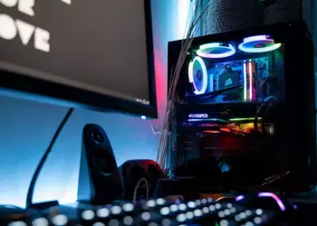 Kondisi area kerja atau ruang gaming yang rapi sebelum memulai proses rakit PC gaming.