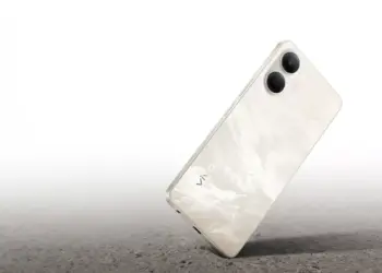 Close-up bodi belakang Vivo Y05 varian warna putih yang memperlihatkan tekstur seperti marmer yang mewah di bawah cahaya.