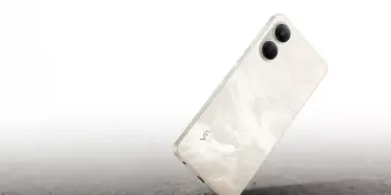 Close-up bodi belakang Vivo Y05 varian warna putih yang memperlihatkan tekstur seperti marmer yang mewah di bawah cahaya.