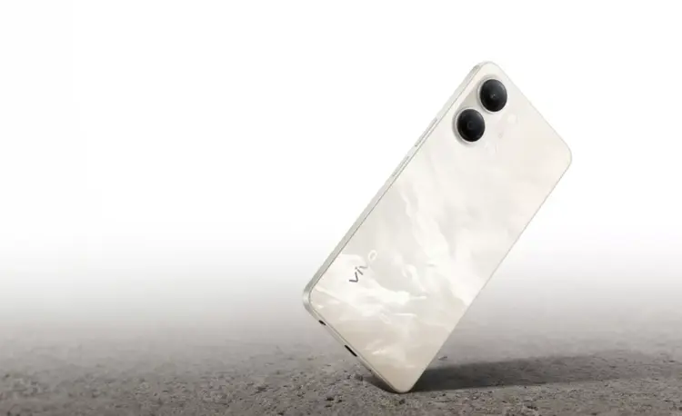 Close-up bodi belakang Vivo Y05 varian warna putih yang memperlihatkan tekstur seperti marmer yang mewah di bawah cahaya.