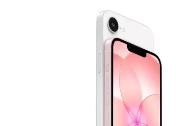 Tampilan belakang smartphone yang diduga iPhone 17e berwarna putih dengan satu kamera utama besar dan logo Apple di tengah, berlatar lampu ungu.