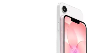 Tampilan belakang smartphone yang diduga iPhone 17e berwarna putih dengan satu kamera utama besar dan logo Apple di tengah, berlatar lampu ungu.